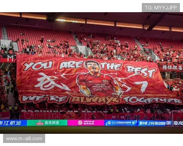 莱比锡红牛球迷TIFO致敬功勋坎普尔 莱比锡红牛球迷TIFO致敬功勋坎普尔